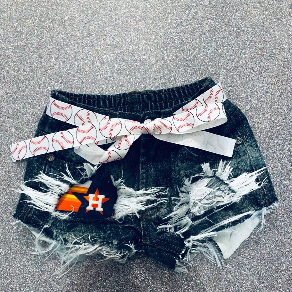 💙3t Astro’s distressed denim shorts💙